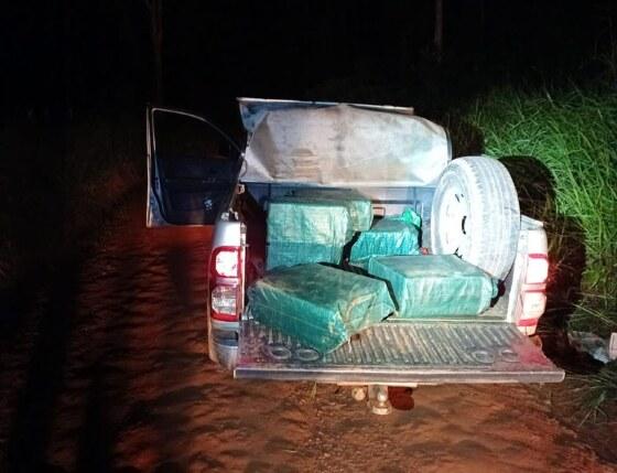 Com a abordagem da caminhonete, foram localizados seis fardos grandes com droga.