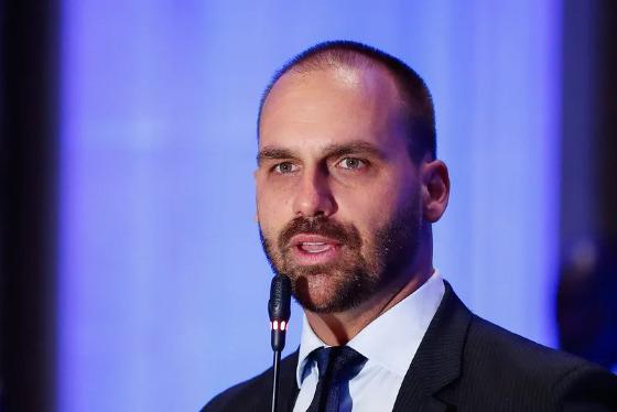 Eduardo Bolsonaro teve as contas bancárias, chaves pix e bens bloqueados por determinação do ministro Alexandre de Moraes