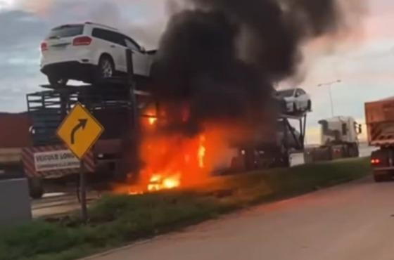 Até o momento, não há informações sobre feridos e nem sobre as causas do incêndio.