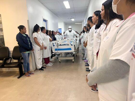 Para homenagear a generosidade da família da doadora, foi formado um corredor humano entre as Unidades de Terapia Intensiva e o Centro Cirúrgico, com a presença de colaboradores do hospital.