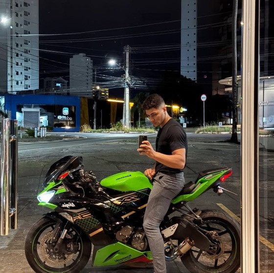 Motociclista tinha 20 anos e morreu neste domingo.
