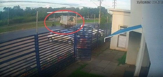 O acidente aconteceu por volta das 16h50, no bairro Jardim Imperial.