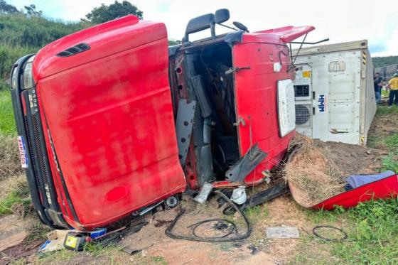 Motorista capota caminhão e morre