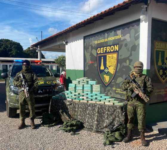Foram apreendidos 64 tabletes da droga
