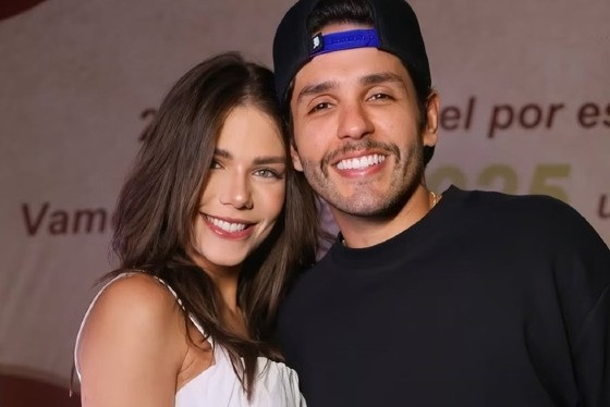 “Oi… Fiz uma música e um vídeo pra contar pra vocês que estou vivendo os melhores dias da minha vida! 