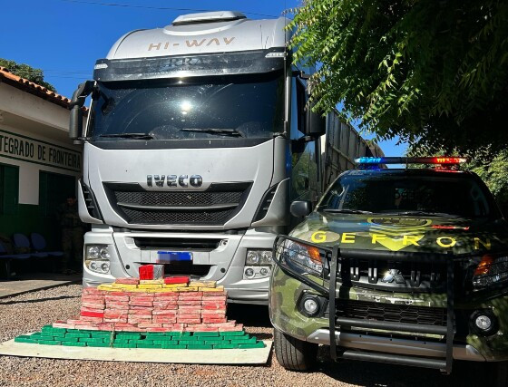 Veículo e drogas foram apreendidos em Cáceres.