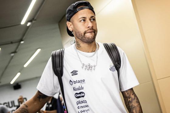 Neymar chegando com a delegação do Santos na Vila Belmiro 