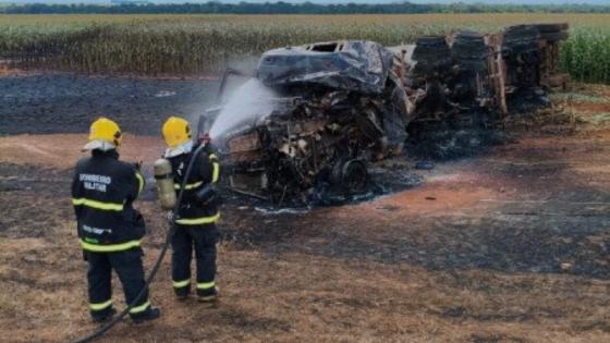 O motorista morreu preso às ferragens do veículo.