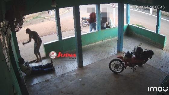 Na gravação é possível ver a vítima deitada no chão do bar quando o bandido se aproxima e começa a desferir diversos golpes de faca.