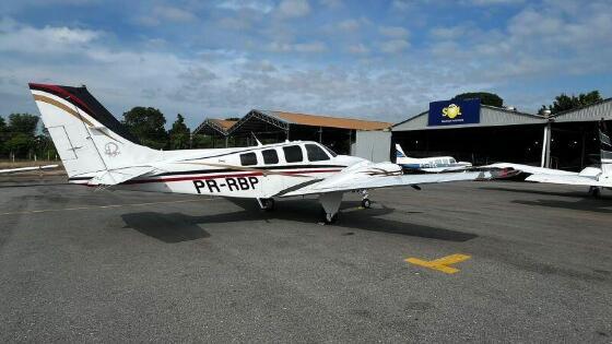 Segundo o proprietário, a aeronave está avaliada em R$ 6 milhões. O avião é branco, com faixas dourada, vermelha e preta. 