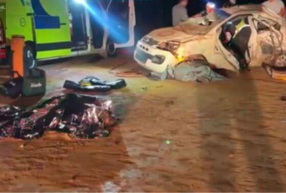 No local, os dois veículos estavam destruídos na via.
