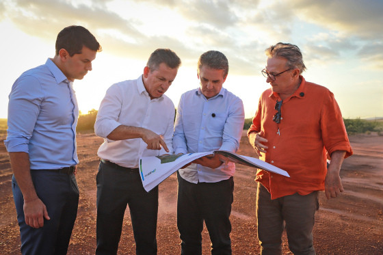 Sérgio Ricardo, Antonio Joaquim e o procurador-geral de Contas, Alisson Alencar, conhecem projeto do parque, que é apresentado pelo governador. 