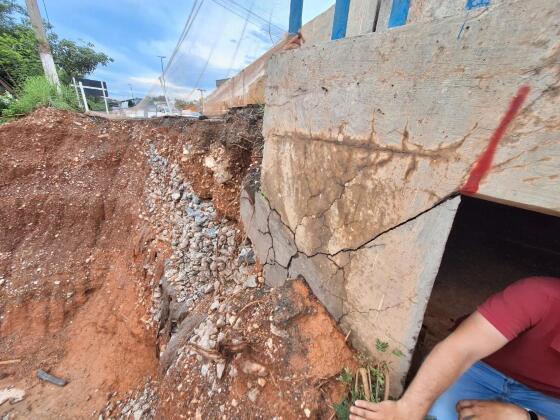 A Sinfra realizou estudos no local, que constataram uma série de problemas, como rachaduras no concreto feito em 2014.