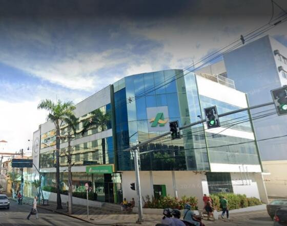 O banco foi invadido por ladrões na madrugada de segunda-feira (12)