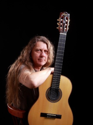 Manoel Izidoro é professor e proprietário da Escola de Música IGC de Cuiabá.