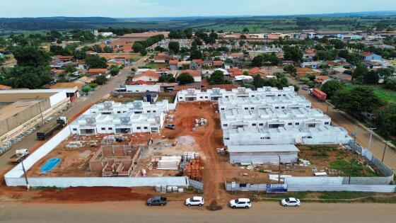 A obra avaliada em R$ 12 milhões, conta com 54 casas geminadas com sala, cozinha, banheiro e quarto, com toda acessibilidade necessária