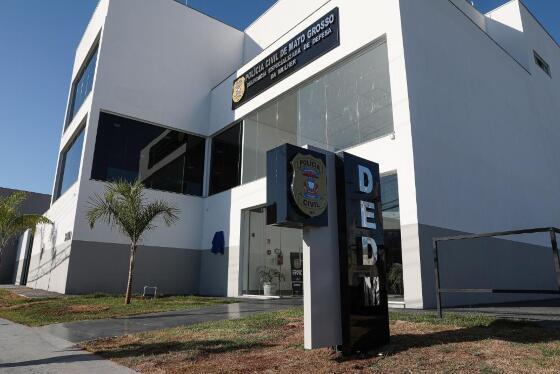A prisão foi realizada por policiais civis da Delegacia Especializada de Defesa da Mulher