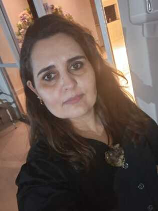 Cristiane Coimbra de Paula é Farmacêutica Bioquímica formada pelo Unicenp (Curitiba/PR). Possui especialização em Microbiologia e Mitologia pela PUC-PR e em Docência do Ensino Superior pela Univag (Várzea Grande/MT). É mestre em Ciências da Saúde pel