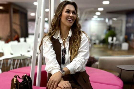  A influencer exibe uma rotina de festas, luxo e viagens.