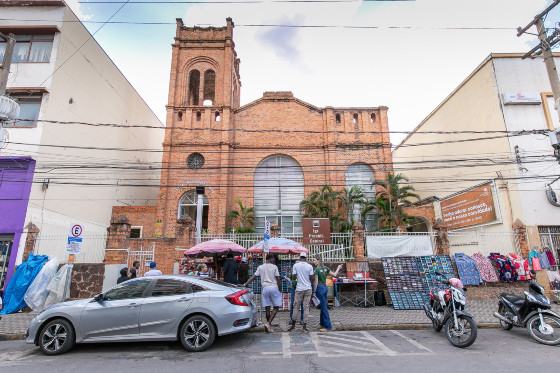 Ação visa garantir o cumprimento das normas urbanísticas e reorganizar o comércio informal em espaços públicos.