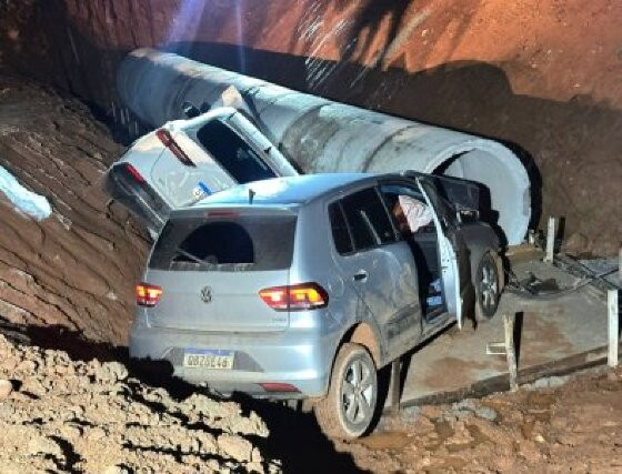 Em meio à perseguição, os veículos que estavam em alta velocidade, acabaram caindo na valeta.