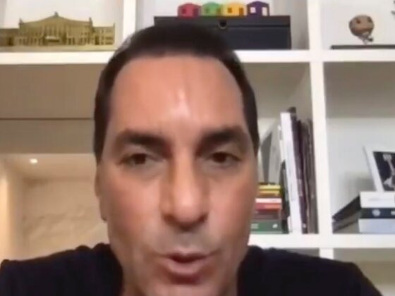Edmundo em uma live no YouTube