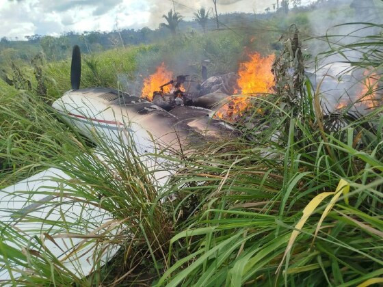 Avião foi incendiado pelos criminosos.