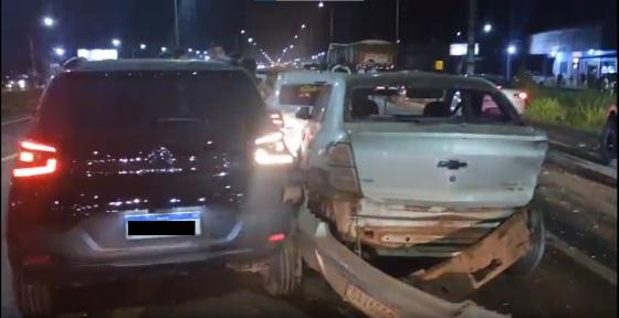 O engavetamento aconteceu na noite de sexta-feira (16).