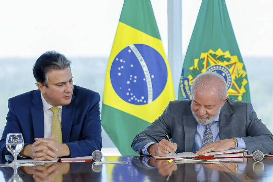 Presidente Lula (PT) durante reunião com ministro da Educação, Camilo Santana, para assinatura do Decreto da Nova Política de Educação a Distância 