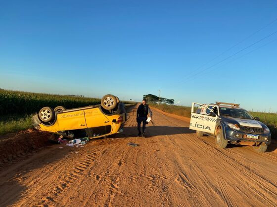Bandido capotou o carro durante a fuga.