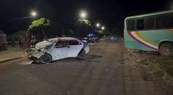 Com o impacto, o motorista do ônibus perdeu o controle da direção e bateu em um muro de uma casa.