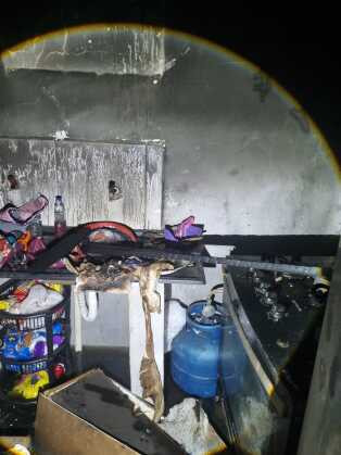 O incêndio foi registrado na madrugada desta segunda-feira (19)