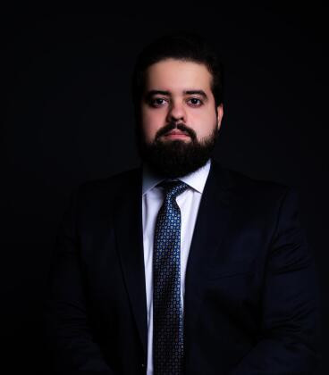 Matheus Bazzi : Advogado Criminalista. Professor de Direito Penal da Universidade de Cuiabá. Mestrando em Direito pela UNISINOS/RS. Pós-graduado em Advocacia Criminal pela ESA/MG. Presidente da Comissão de Direito Penal e Processo Penal da OAB/MT.