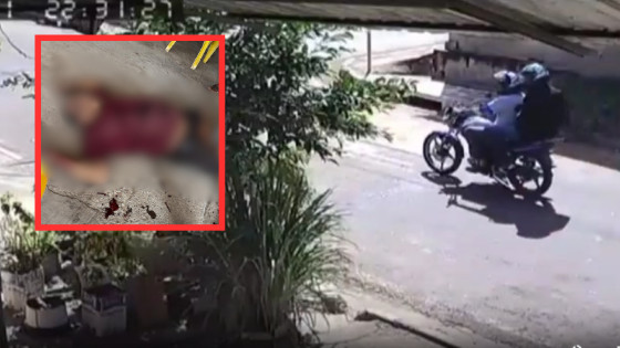 Dois bandidos chegaram ao local em uma motocicleta azul.