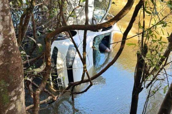 Veículo ficou parcialmente submerso no Rio Bugres.
