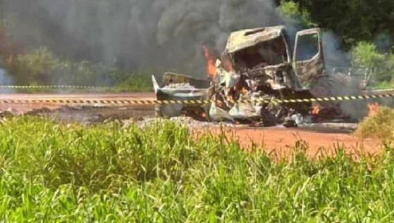 Hilux pegou fogo após acidente com caminhão