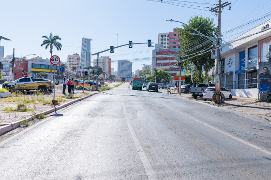 No local especificado será realizada a fresagem da pista e aplicação da massa asfáltica para igualar as vias.