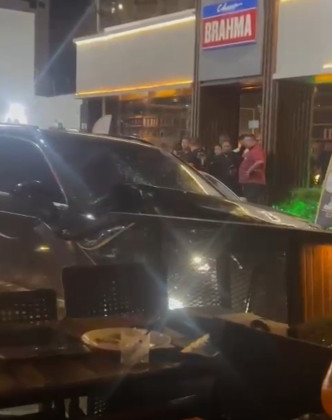 Carro destruiu deck do Restaurante Haru, na Praça Popular