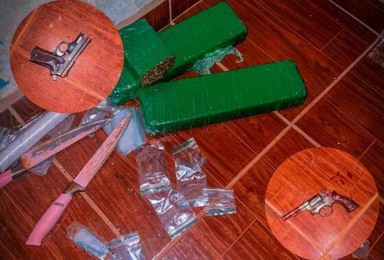 Os policiais apreenderam duas armas de fogo, sendo uma pistola .380 e um revólver calibre 38, além de dois tabletes e meio de substância análoga à maconha