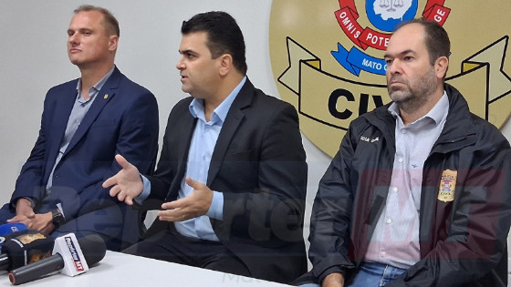 A informação foi dada pelo delegado de Polícia Civil Daniel Valente (ao meio da foto), responsável pela Delegacia Regional de Cuiabá.