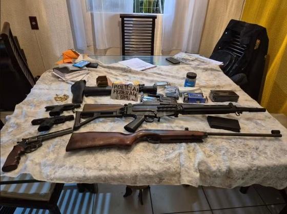 Parte das armas foi apreendida em endereço em Minas Gerais.