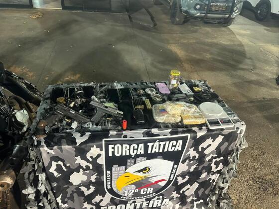 Na ação, foram apreendidas duas armas de fogo, munições e porções de drogas
