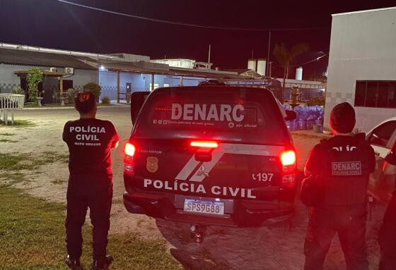 A investigação conduzida pela Denarc identificou lideranças criminosas que, mesmo reclusas, mantinham atuação ativa na coordenação do tráfico