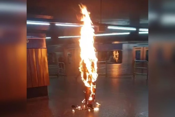 Imagens publicadas nas redes sociais mostram que, próximo ao homem, existem pequenos focos de fogo na plataforma. 