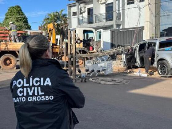 Dentro do veículo, os policiais encontraram um revólver.