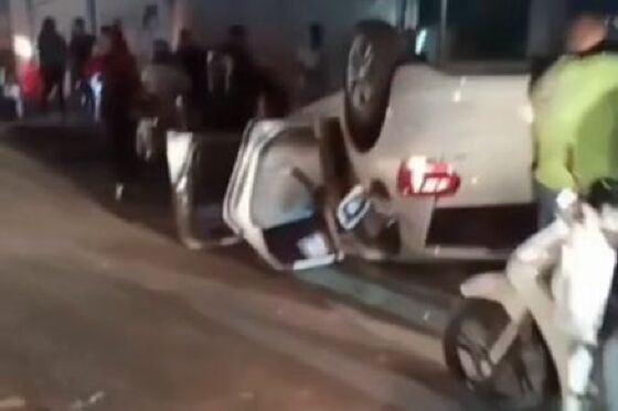 Vídeos que circulam nas redes sociais mostram o carro conduzido pela vítima com as quatro rodas para cima.