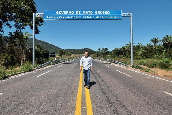 O trecho da MT-361 até a Serra de São Vicente recebeu o nome de Expedicionário Antônio Mendes Ferreira, pai do governador.