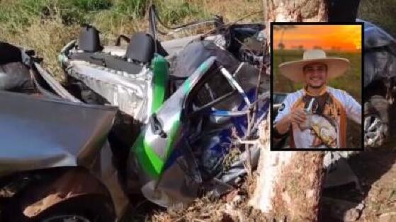 Com o impacto, o veículo ficou completamente destruído.