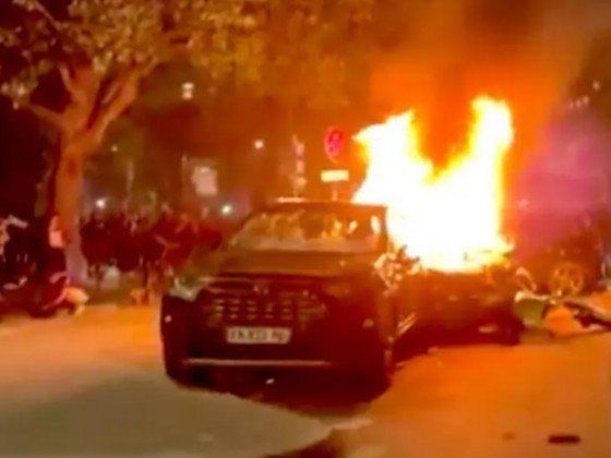 Durante a festa, um carro foi incendiado nas proximidades da Porte de Saint-Cloud, região próxima ao estádio Parc des Princes.