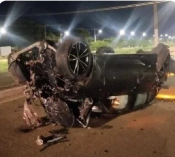 O carro é lançado no ar e capota por várias vezes até cair no chão, com as quatro rodas para cima.